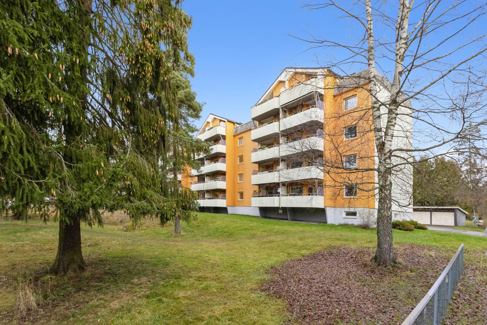 Blokken og leiligheten ligger rolig og fint til, sentralt på Oppsal. Galleribilde
