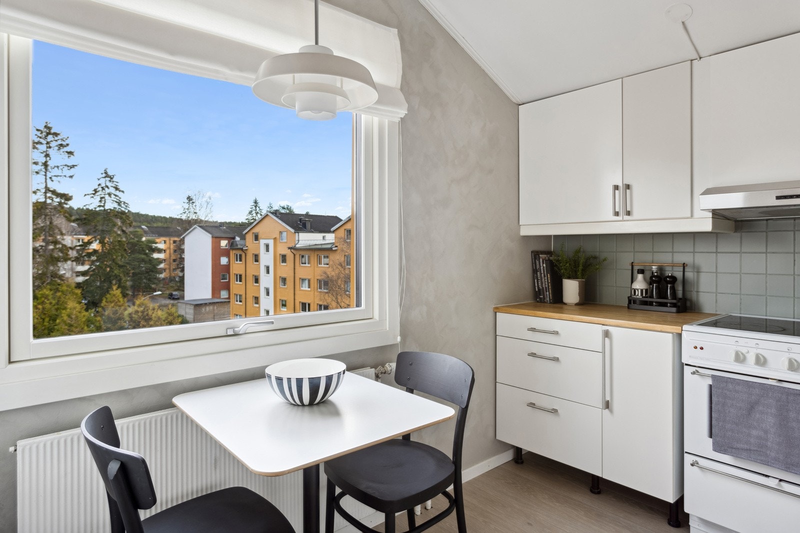 Fin plass til kjøkkenbord ved vindu på kjøkken. Galleribilde