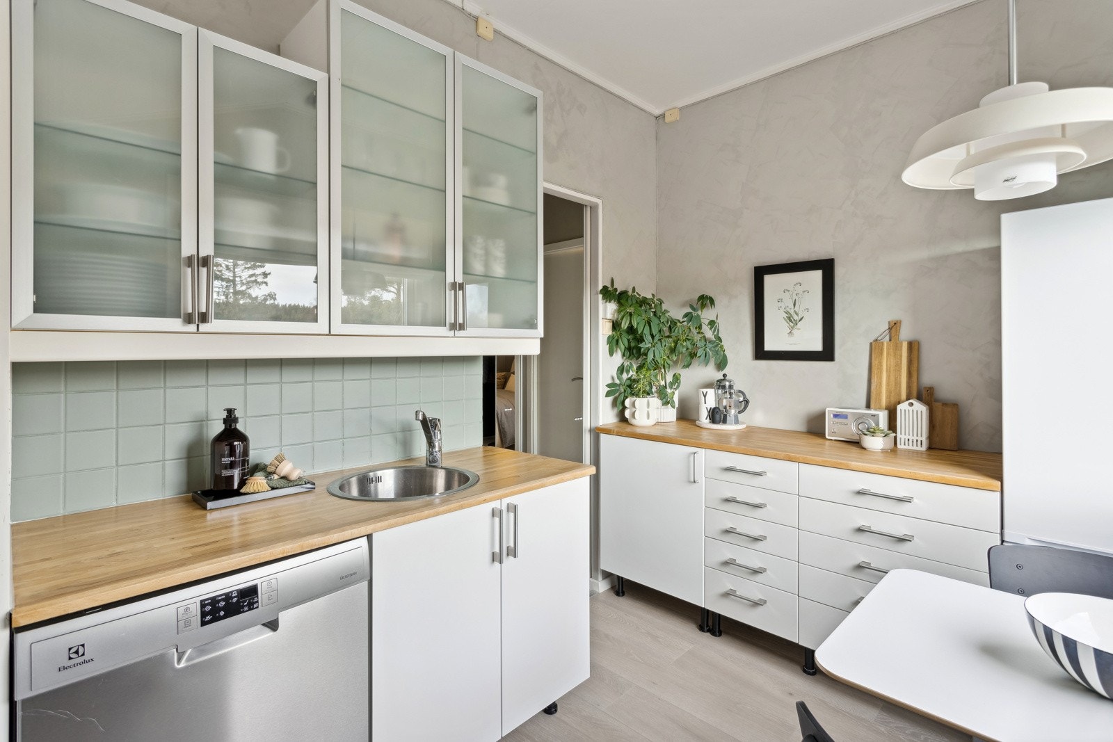 Velholdt, lyst og funksjonelt kjøkken med spiseplass. Galleribilde