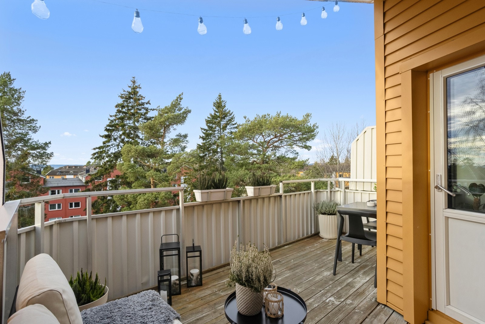 Usjenert og fin balkong. Galleribilde