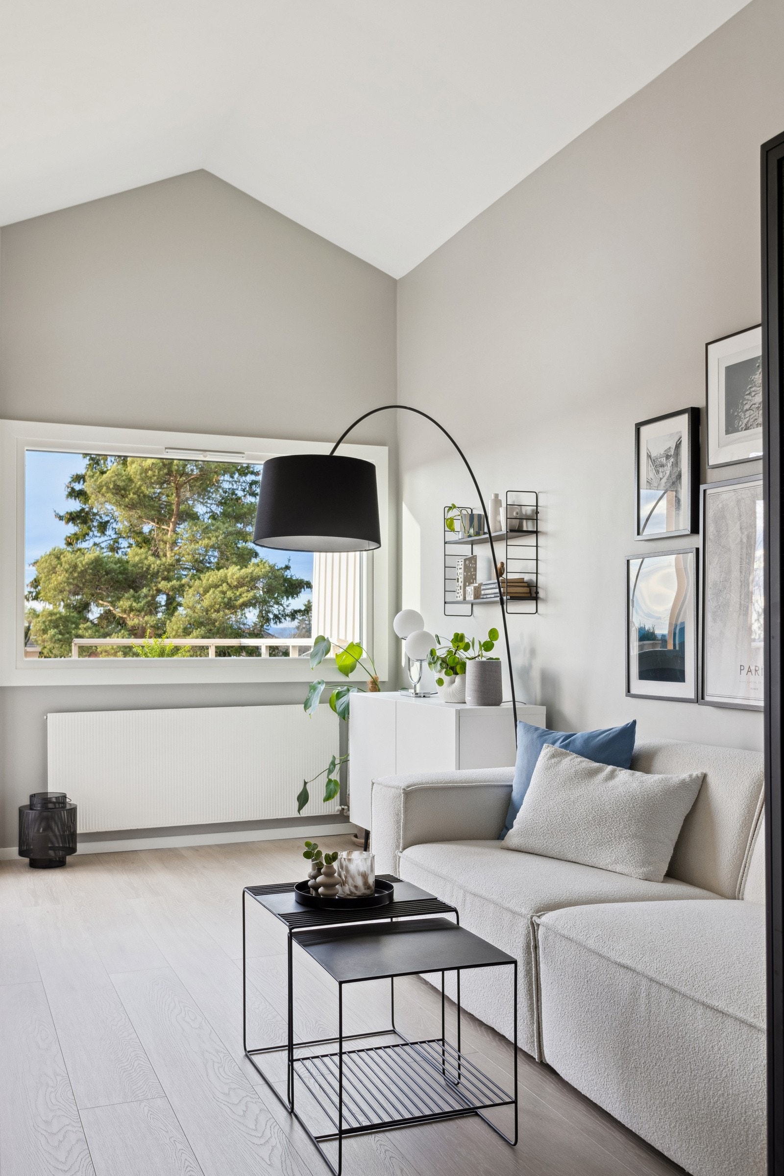 Innbydende stue med pene gulv og god takhøyde - opp til 3,5 meter! Galleribilde