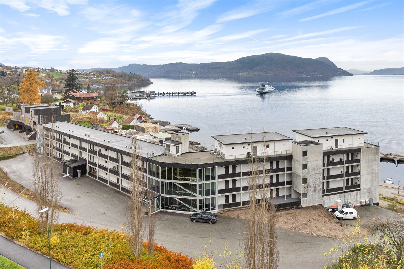 På baksiden er det asfaltert biloppstillingsplass. Galleribilde