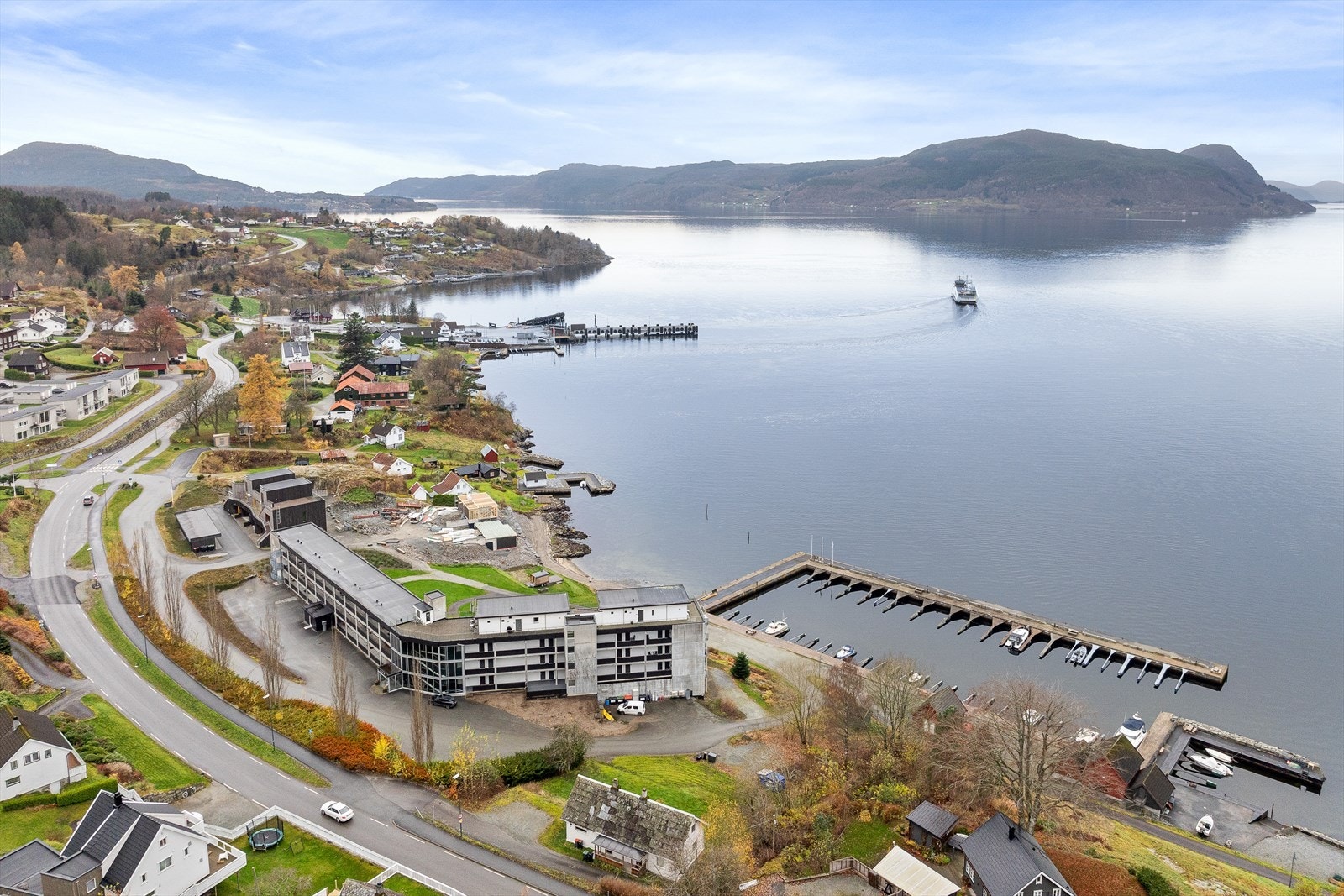 Det er kort vei til Hjelmeland ferjekai. Galleribilde