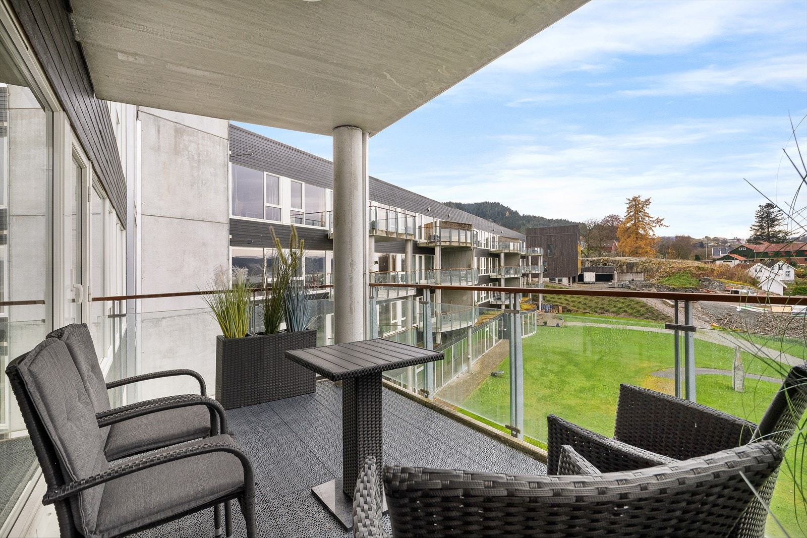 Fra stuen er det utgang til en kjekk balkong med herlig utsikt. Galleribilde