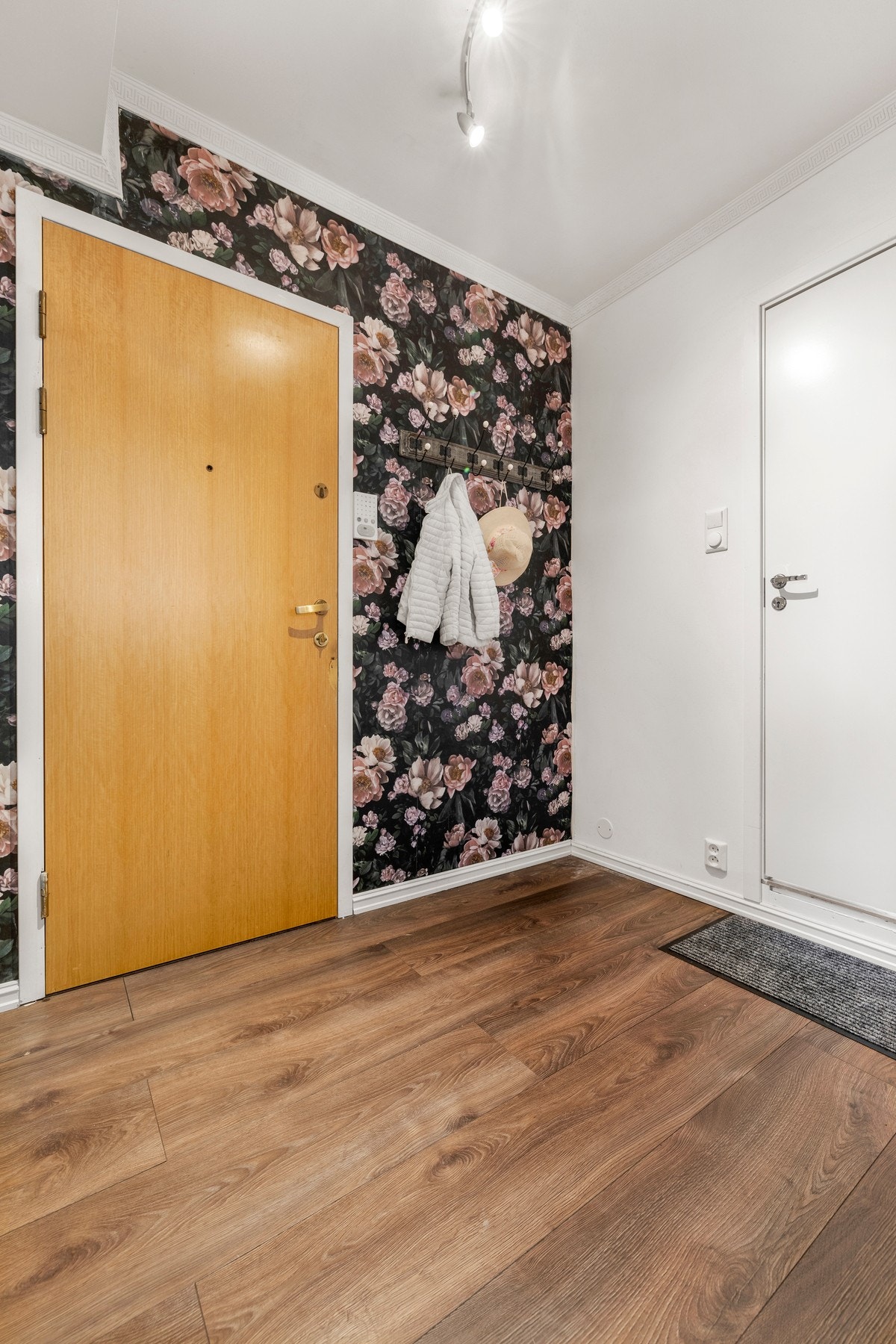 Lys entré med dørcalling. Galleribilde