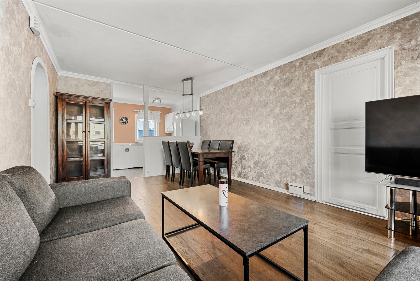 God plass til sofa og tilhørende møblement. Galleribilde