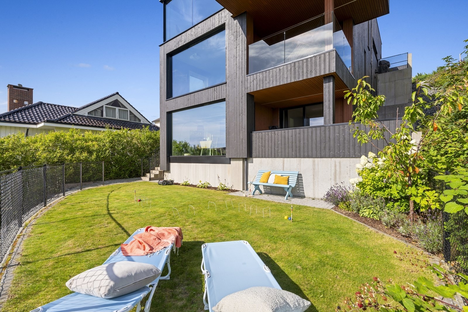 Lettstelt hage for lek og morro Galleribilde