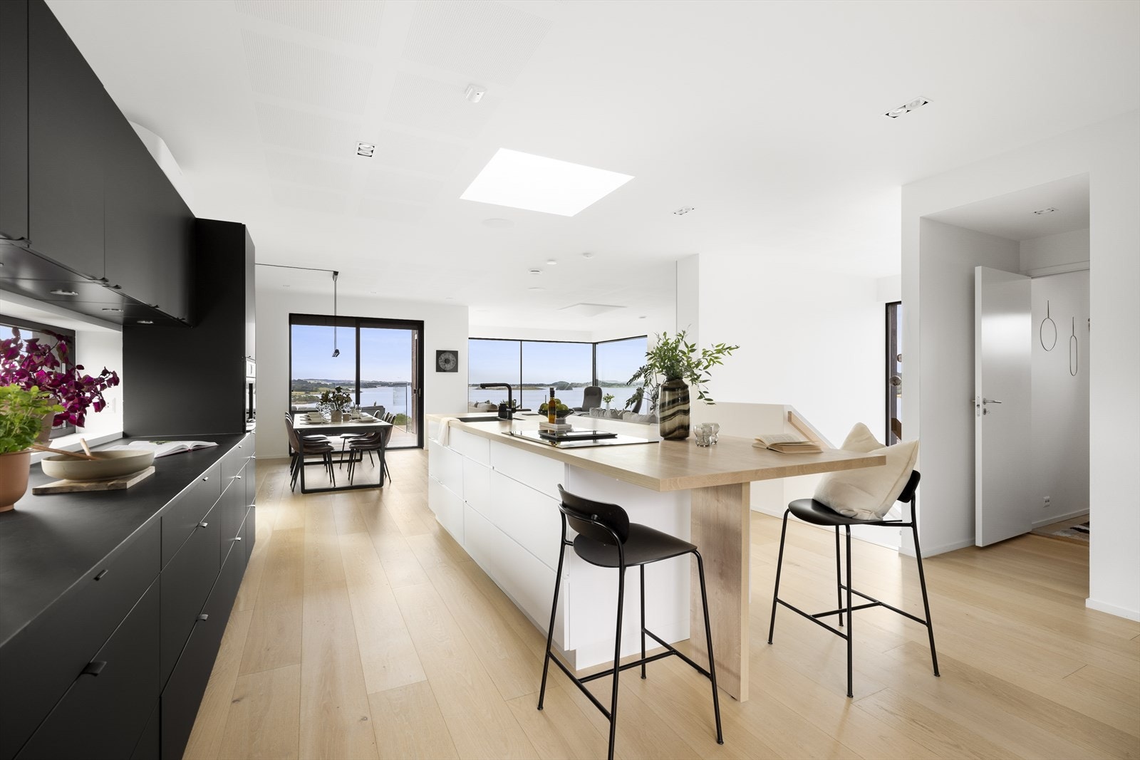 Flott kjøkken med integrerte hvitevarer Galleribilde