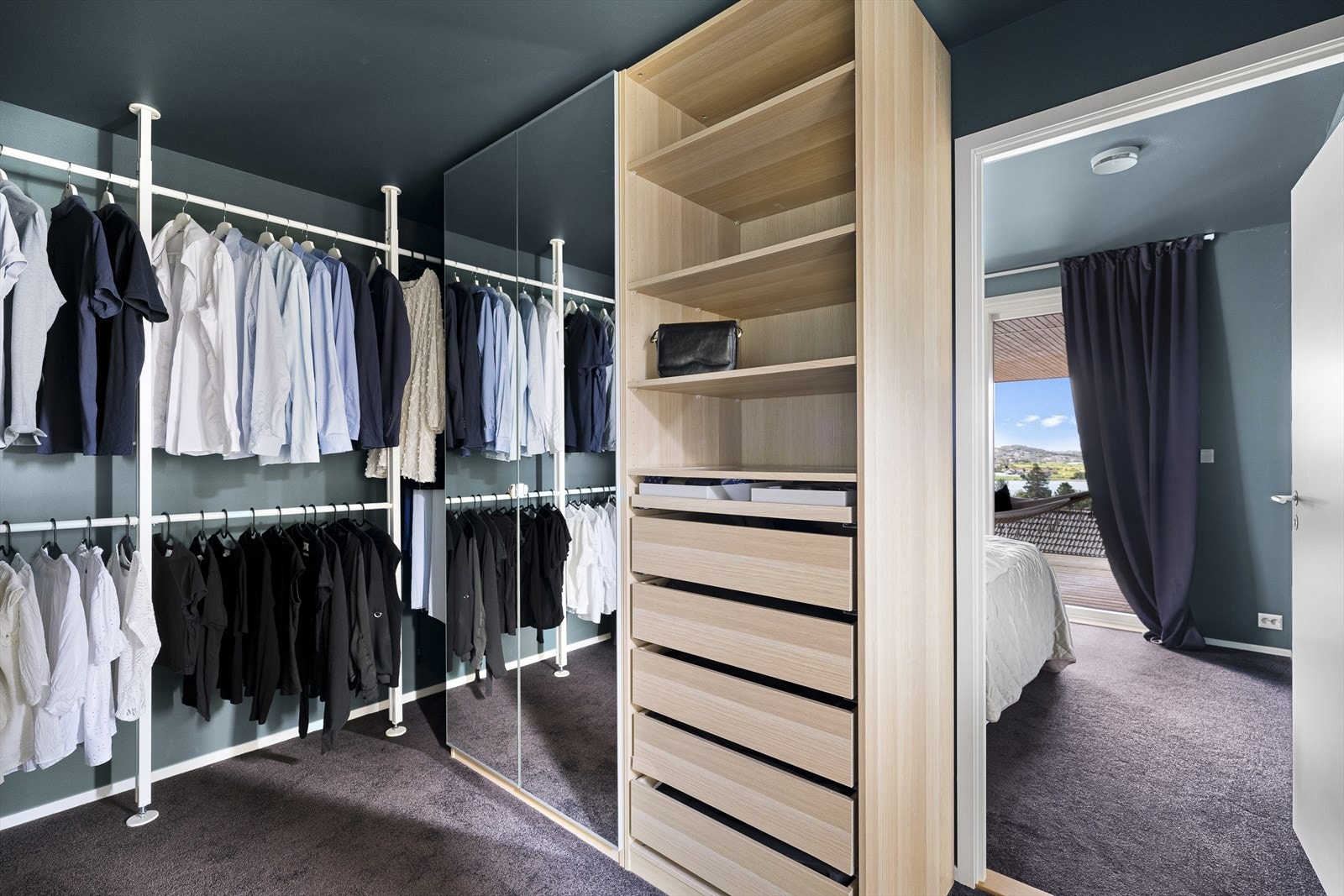 Praktisk garderoberom ifm hovedsoverommet Galleribilde