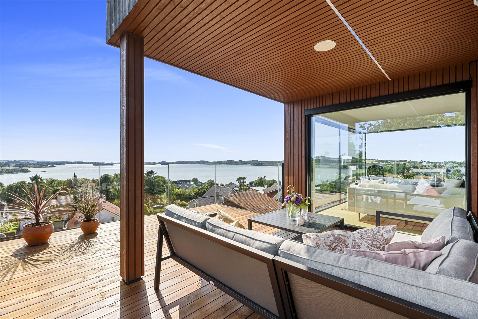 Fra balkongen i øverste etasje finner du både gode solforhold og utsikten mot Hafrsfjord Galleribilde