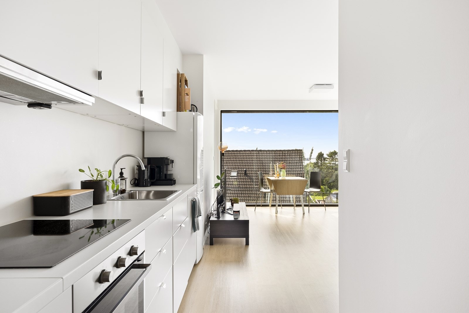 Pent, tidløst kjøkken i utleiedel Galleribilde