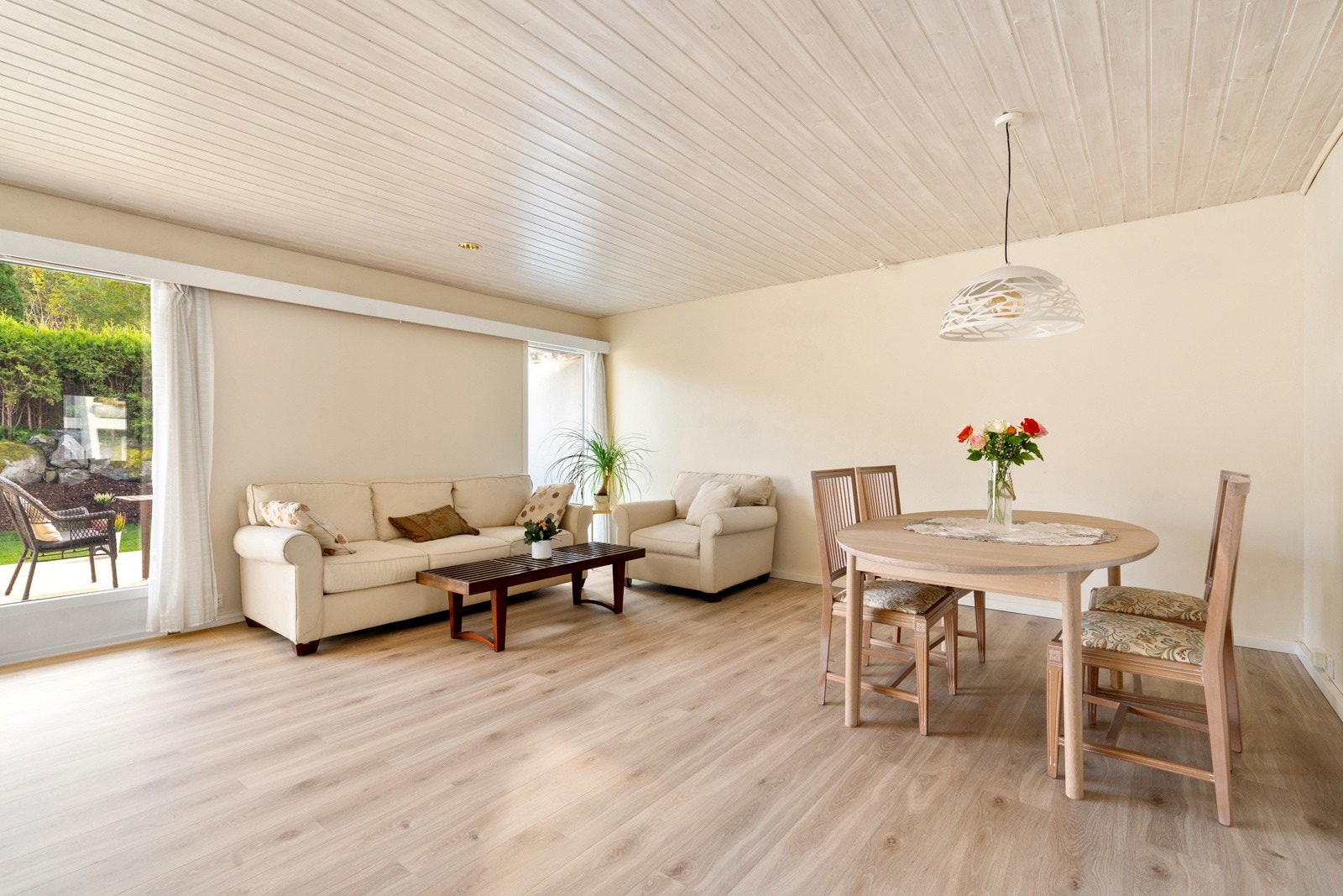 Det har tidligere vært peis i boligen. Pipen/peisen ble fjernet i fbm dreneringsarbeidet, men det er mulig å etablere ny peis med innvendig stålpipe. Galleribilde