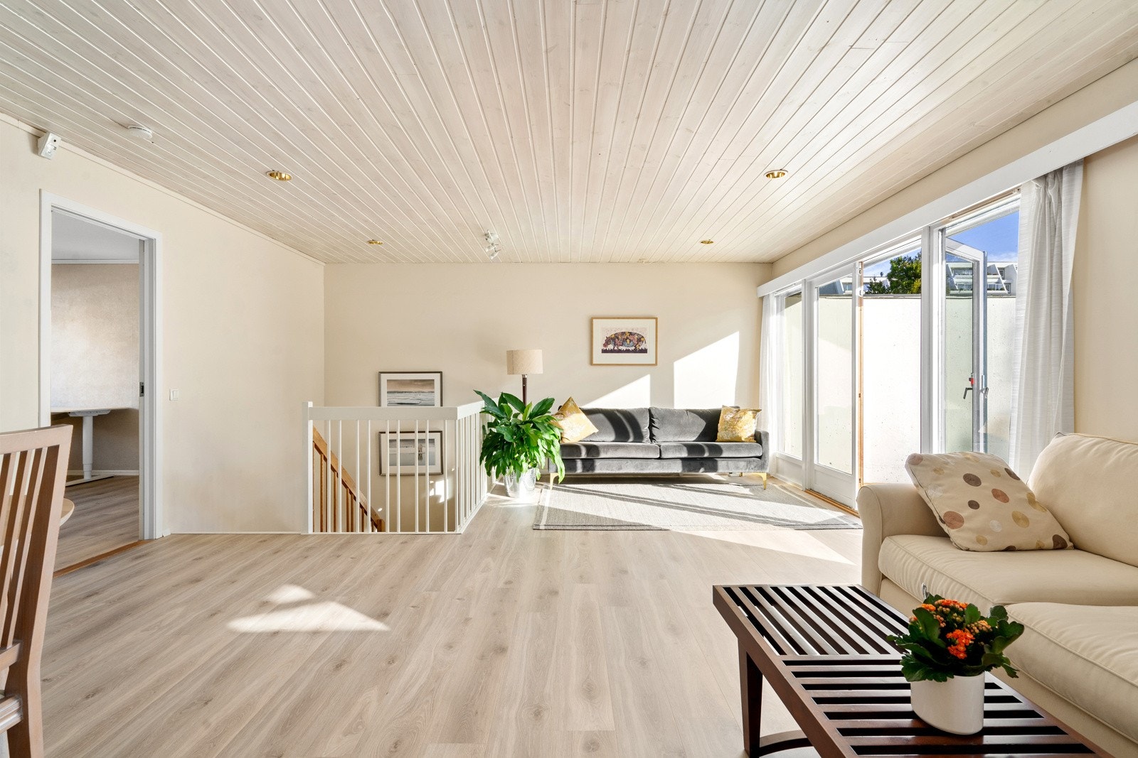 Lys og luftig stue med store vindusfalter mot sør. Galleribilde