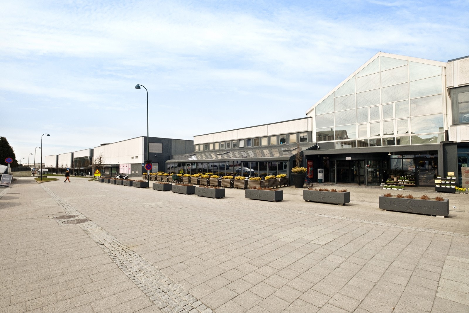 Den daglige handelen kan du ta på Rema 1000 eller Coop Mega på Madla Amfi, her er det også flere andre butikker. Galleribilde