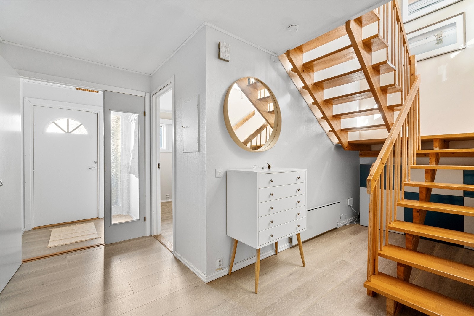 Romslig entré/gang. Galleribilde