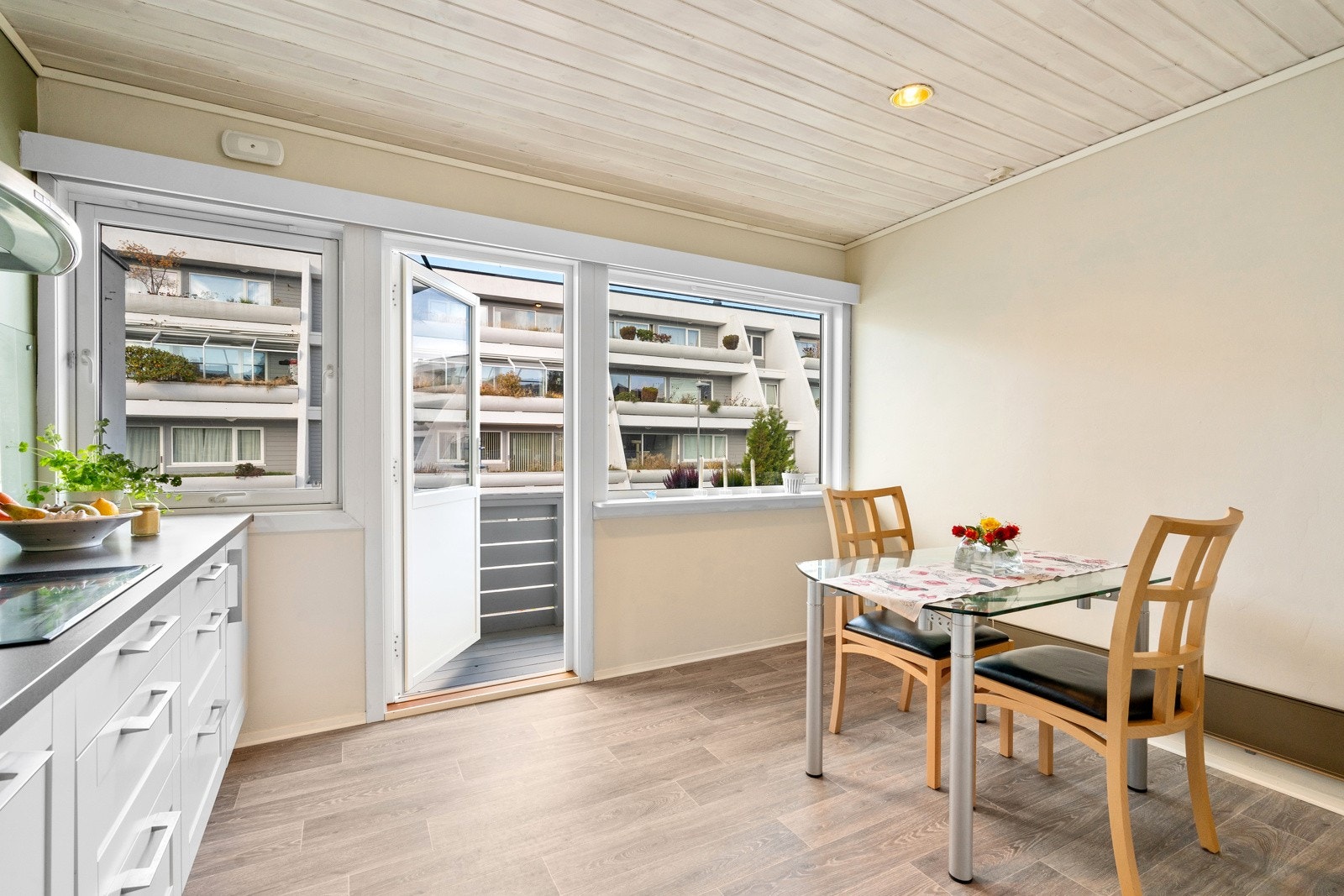 Det er også en terrasse med utgang fra kjøkkenet. Galleribilde