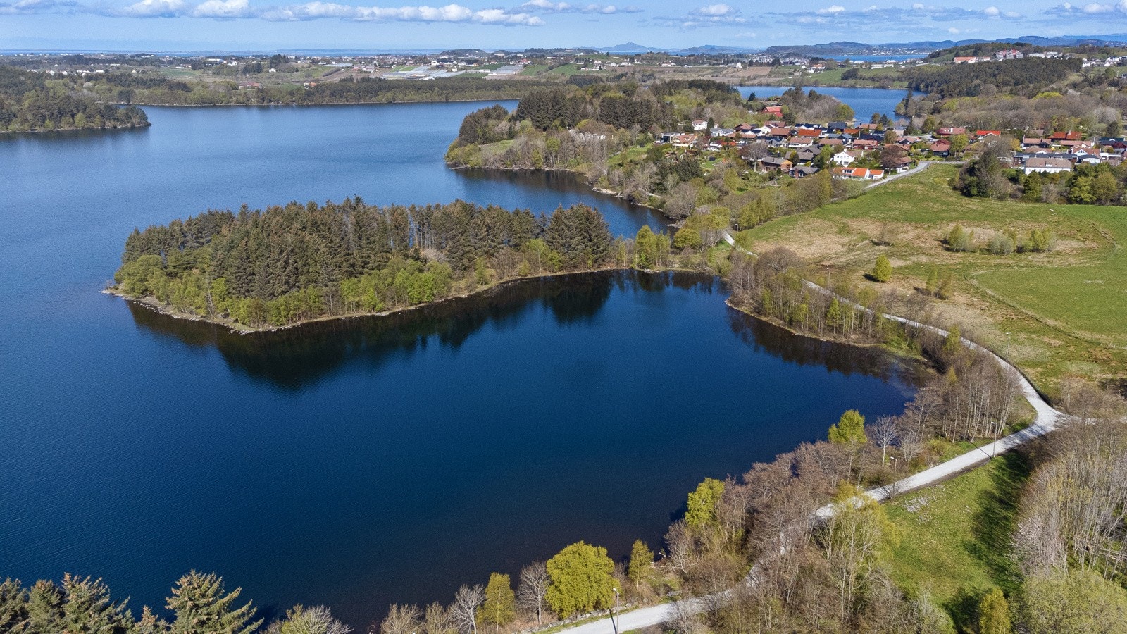Det er også kort vei til Stokkavannet, en flott runde på ca. 8 km med flere lune viker og rasteplasser på veien. Galleribilde