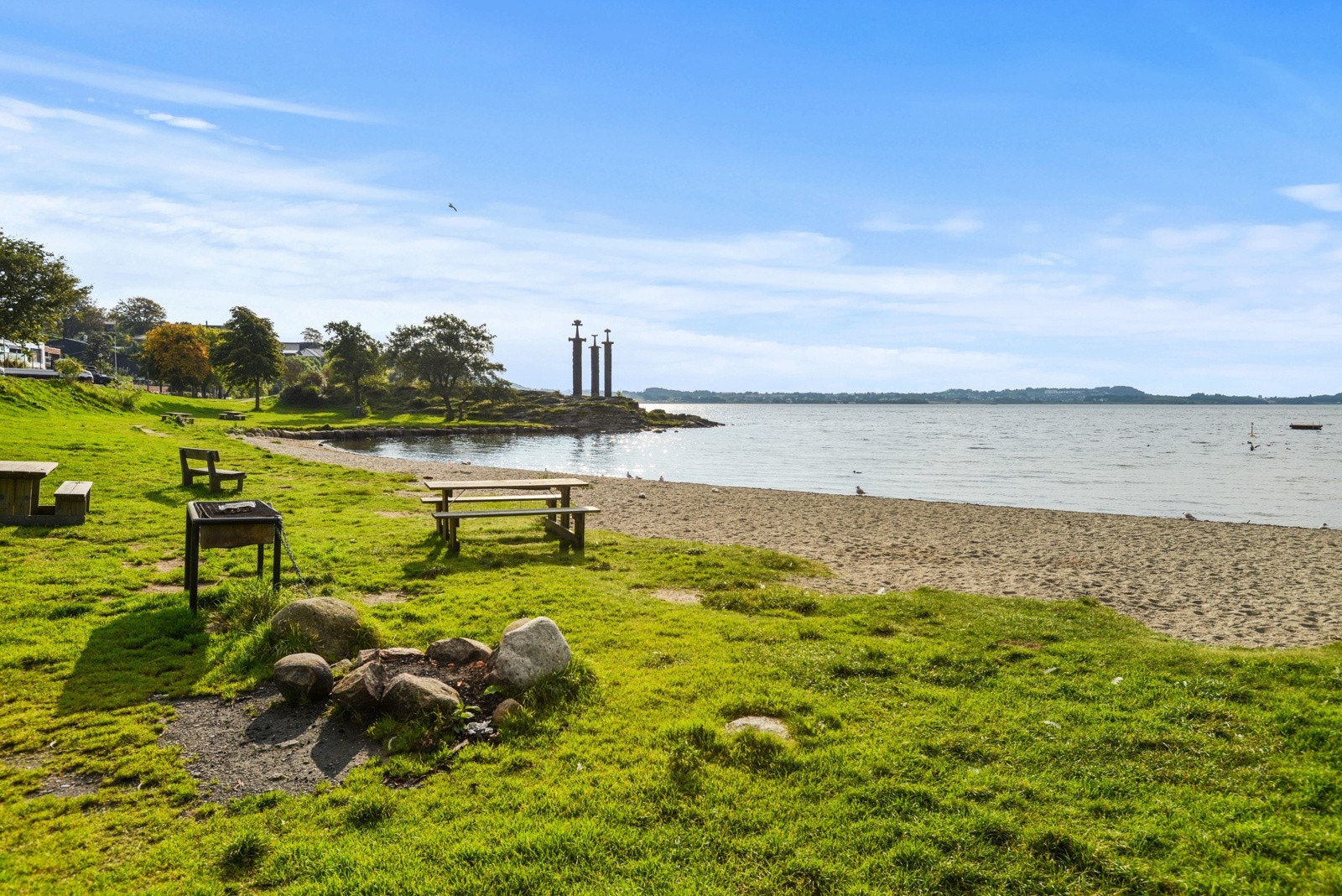 På fine sommerdager er det et yrende folkeliv i Møllebukta. Galleribilde