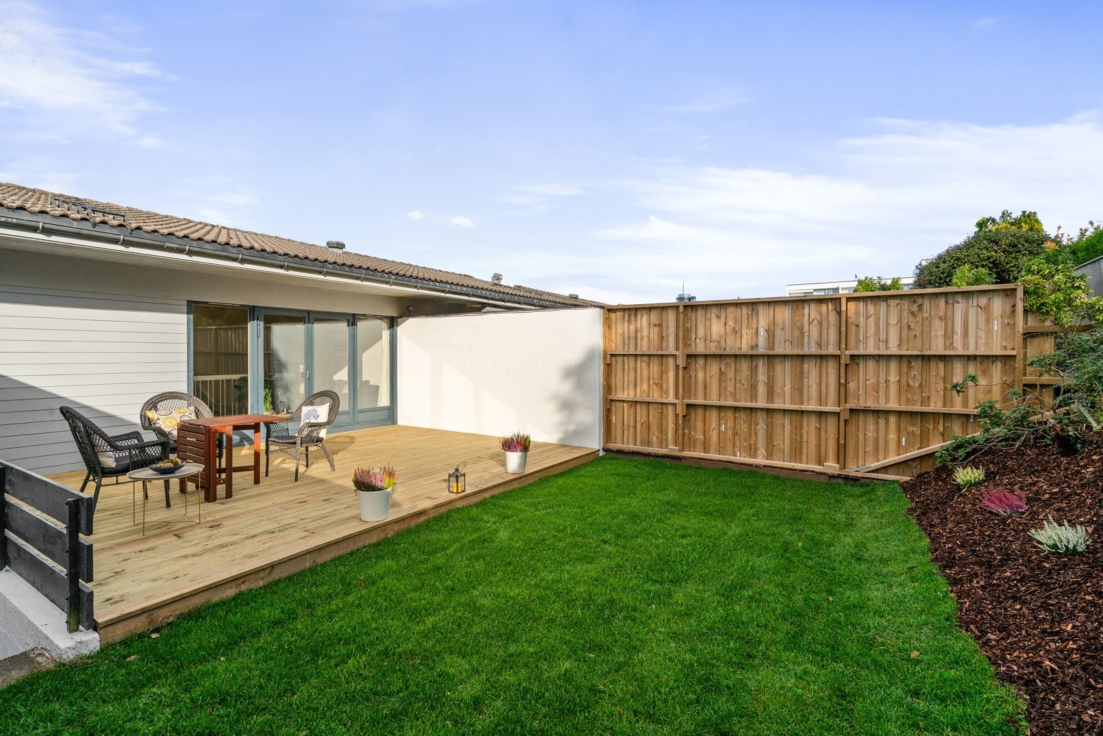 Uteområde og terrassen er et perfekt sted for avslapning og lek. Galleribilde