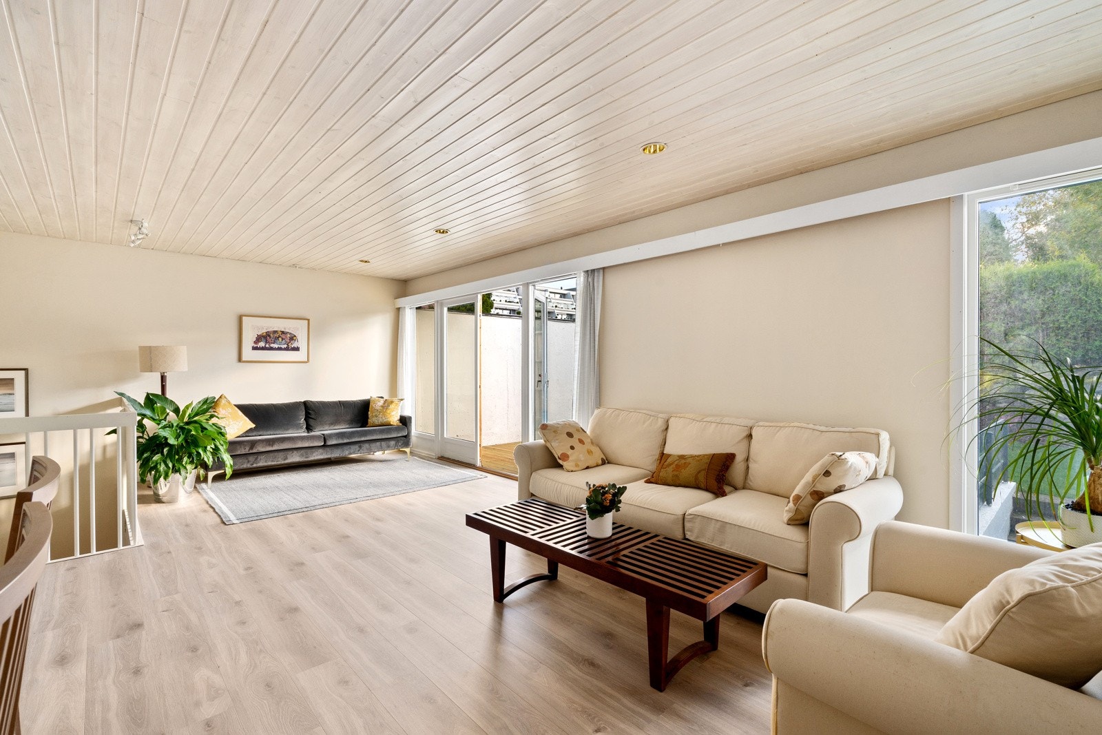 Stuen er av god størrelse og det er god plass til flere sittegrupper. Galleribilde