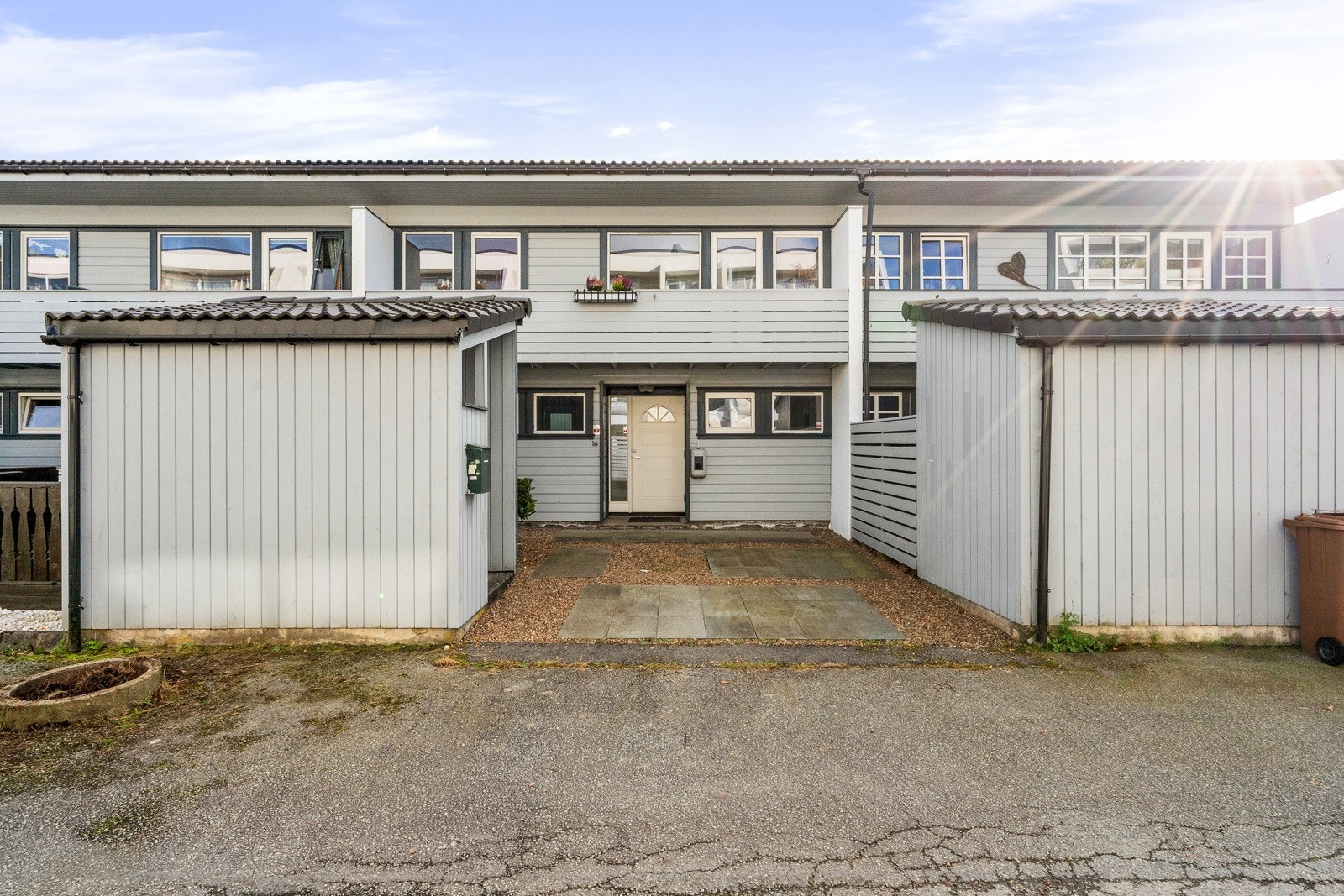 Parkering i gårdsrom med elbillader. Galleribilde