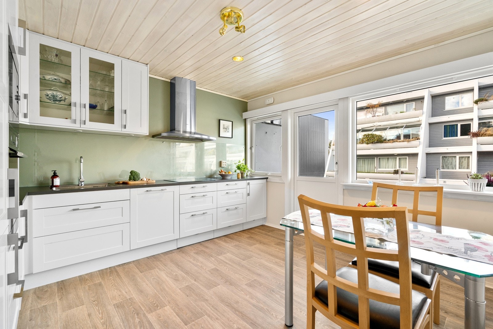 Det er også plass til et spisebord på kjøkkenet, perfekt for de hverdagslige måltidene. Galleribilde