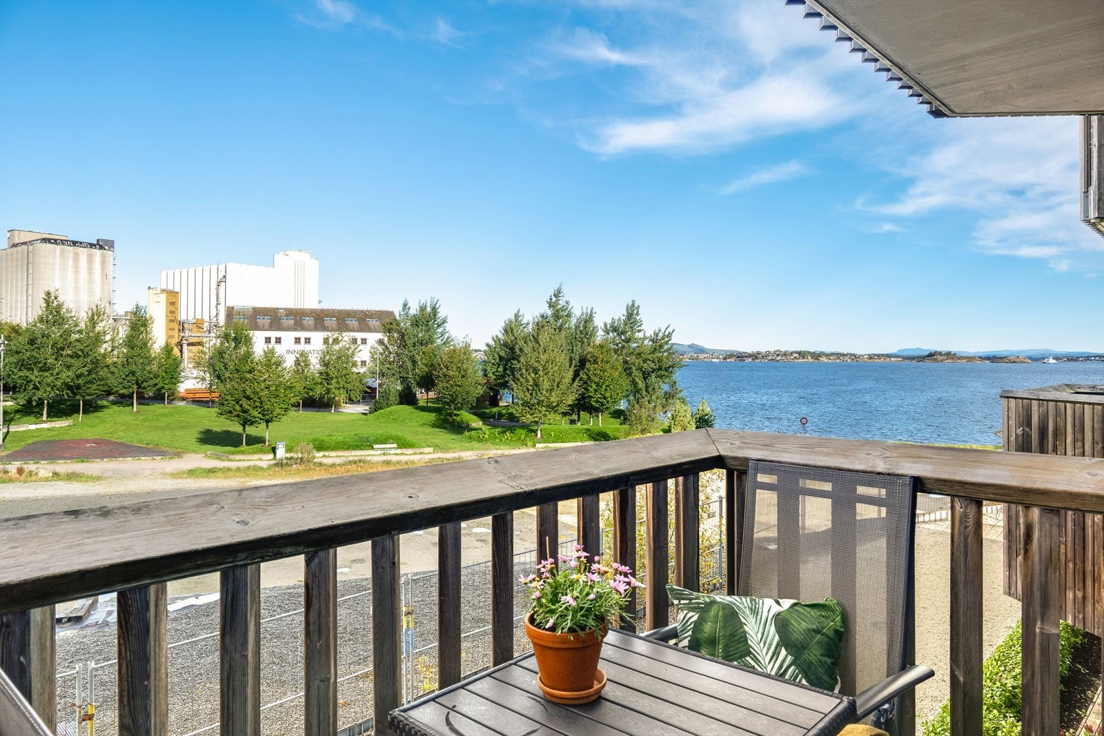 Solrik balkong med ettermiddags-/kveldssol og utsikt Galleribilde