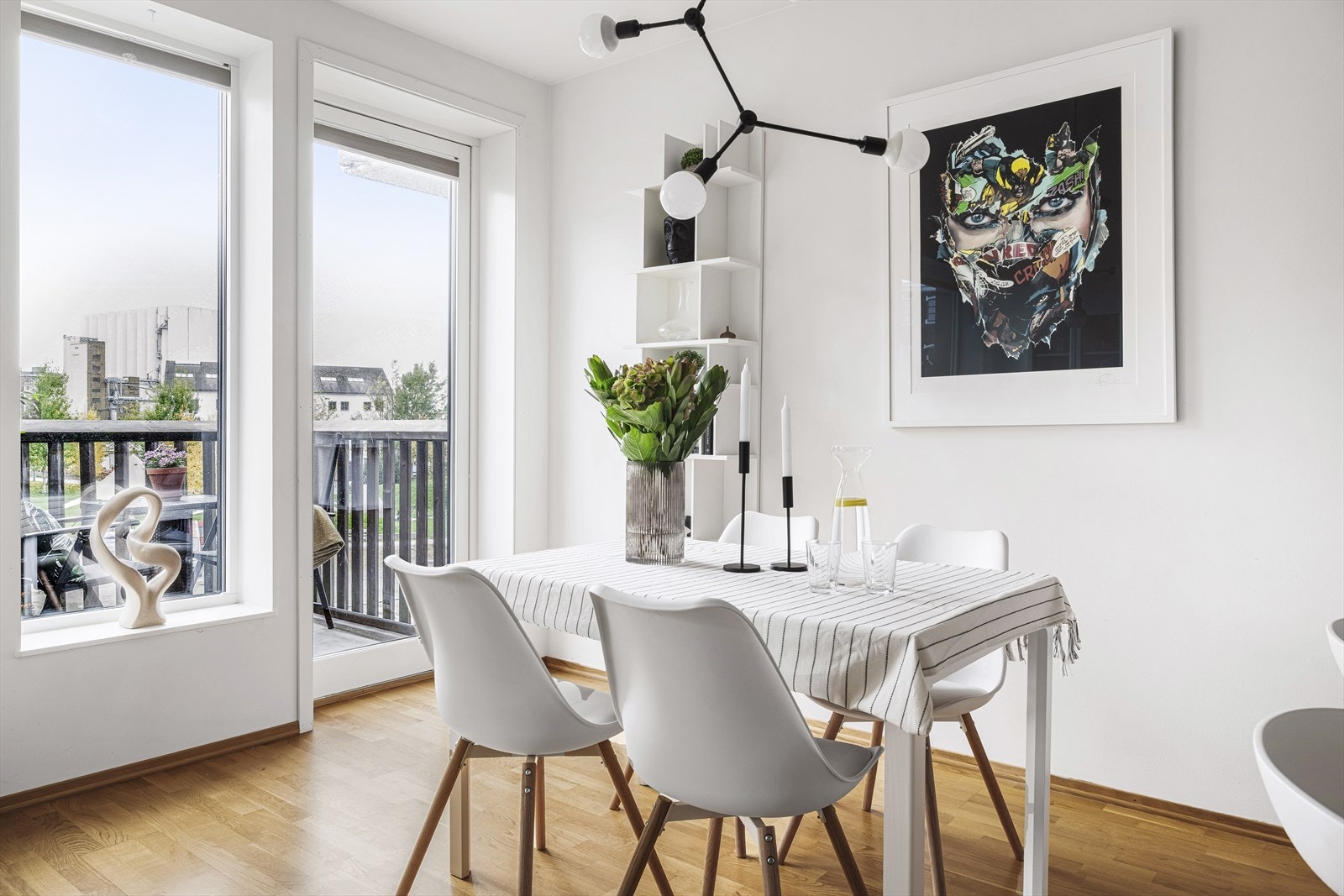Det er god plass til både sofagruppe og spisebord. Galleribilde