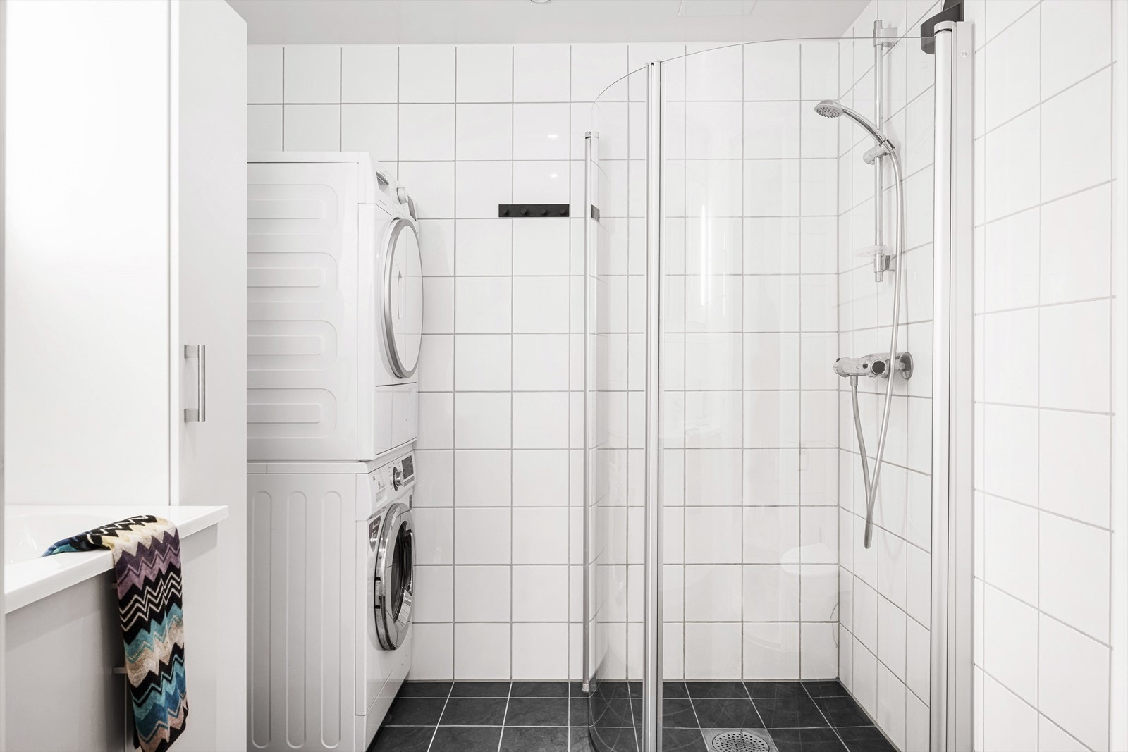Tidløst helfliset bad med downlights i himling og varmekabler på gulv. Galleribilde