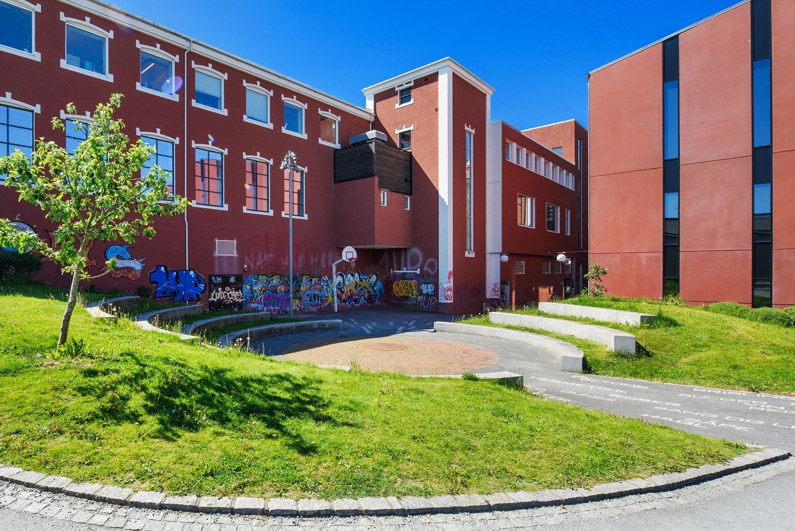 Tou Scene er like ved hvor man kan oppleve et bredt utvalg av konserter, eller kose seg på den lokale puben Øst hvor det også er mulig å sitte ute på fine sommerdager. Galleribilde
