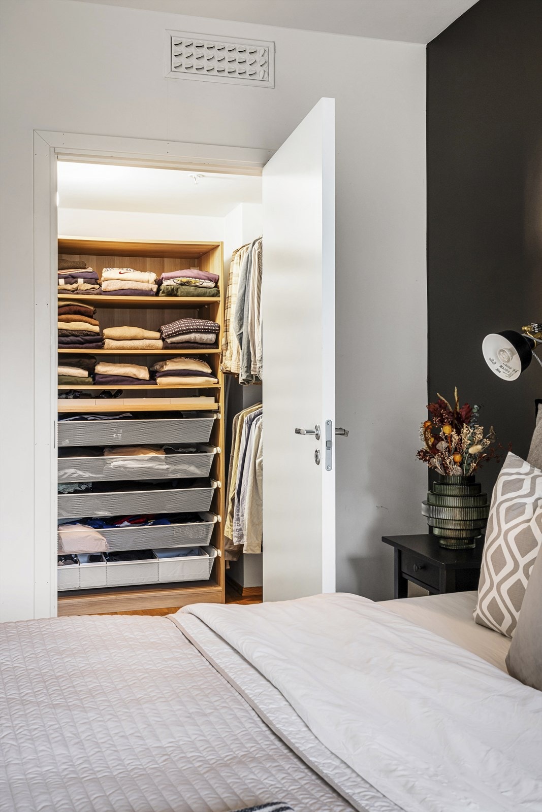 Hovedsoverommet har dør direkte inn til innvendig bod som i dag er innredet som walk in closet. Galleribilde