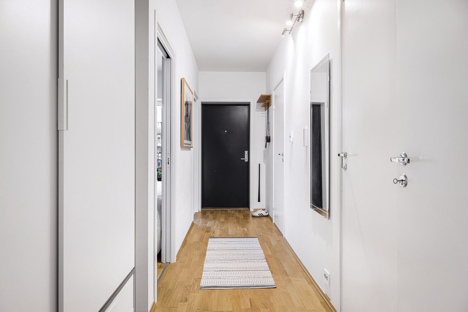 Entré med plass til yttertøy og sko i skyvedørsgarderobe. Galleribilde