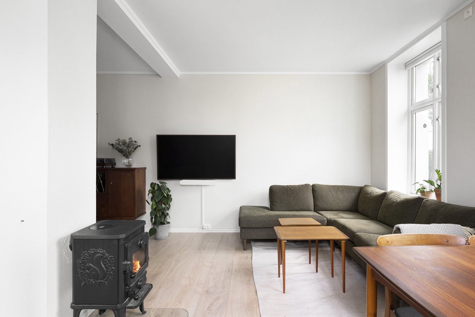 Leiligheten har ekstra god takhøyde og flere store vinduer noe som skaper en romslig og luftig atmosfære. Galleribilde