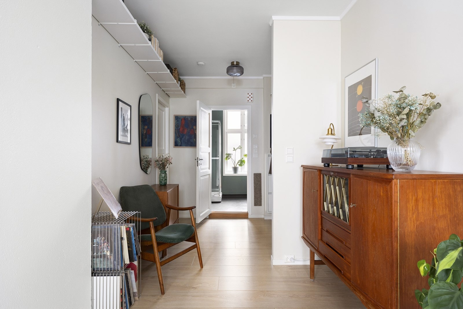 En romslig entre med god plass til og henge fra seg yttertøy. Galleribilde