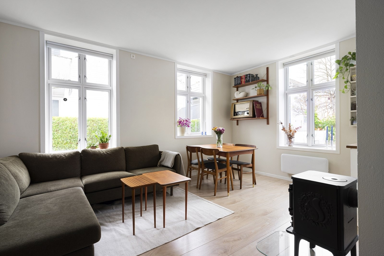 Leiligheten er lys og malt i moderne farger, og ligger i første etasje i en flott murvilla. Galleribilde