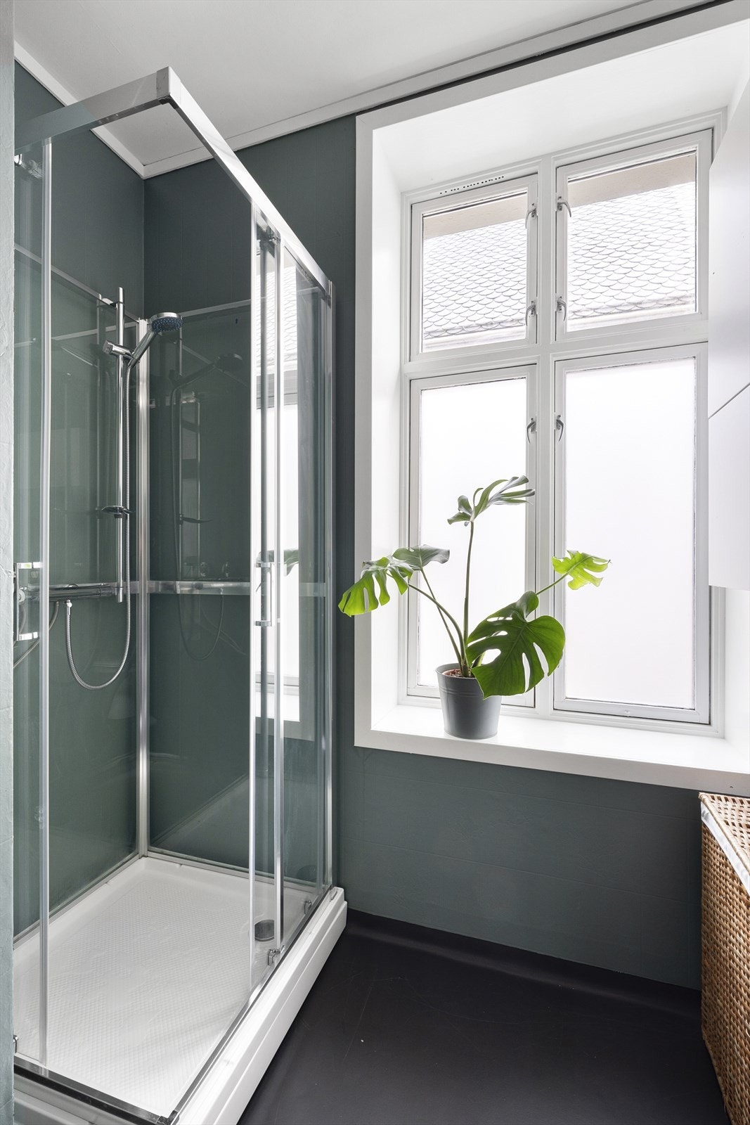 Badet er malt i en moderne fargevalg. Vegger med våtromstapet og gulv med vinylbelegg. Badet har elektriske varmekabler i gulv. Galleribilde