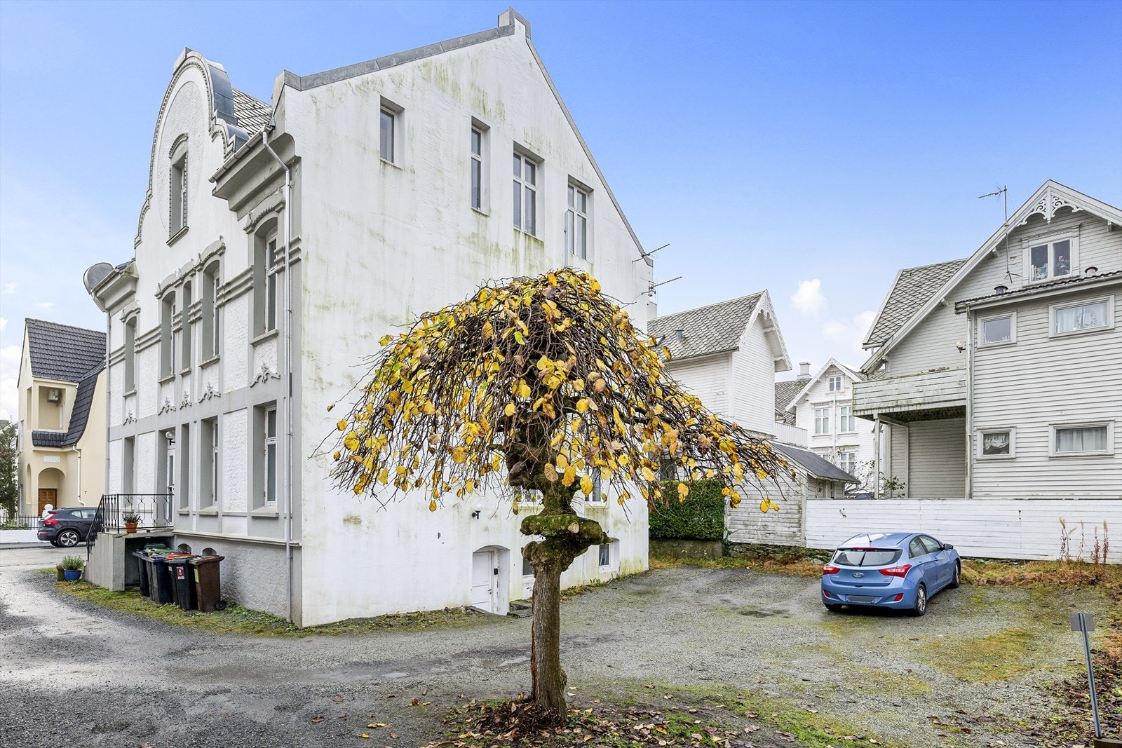 Det er en parkeringsplass til hver av beboerne i felles bakgård Galleribilde