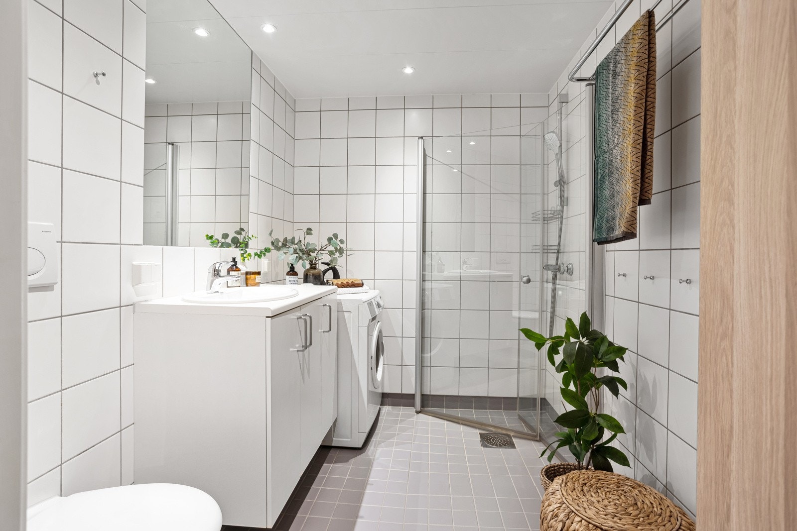 Pent fliselagt baderom fra 2009 med varmekabler i gulv. Hjørnedusj med innfelbare dusjvegger i herdet glass. Vegghengt toalett. Opplegg for vaskemaskin og tørketrommel Galleribilde