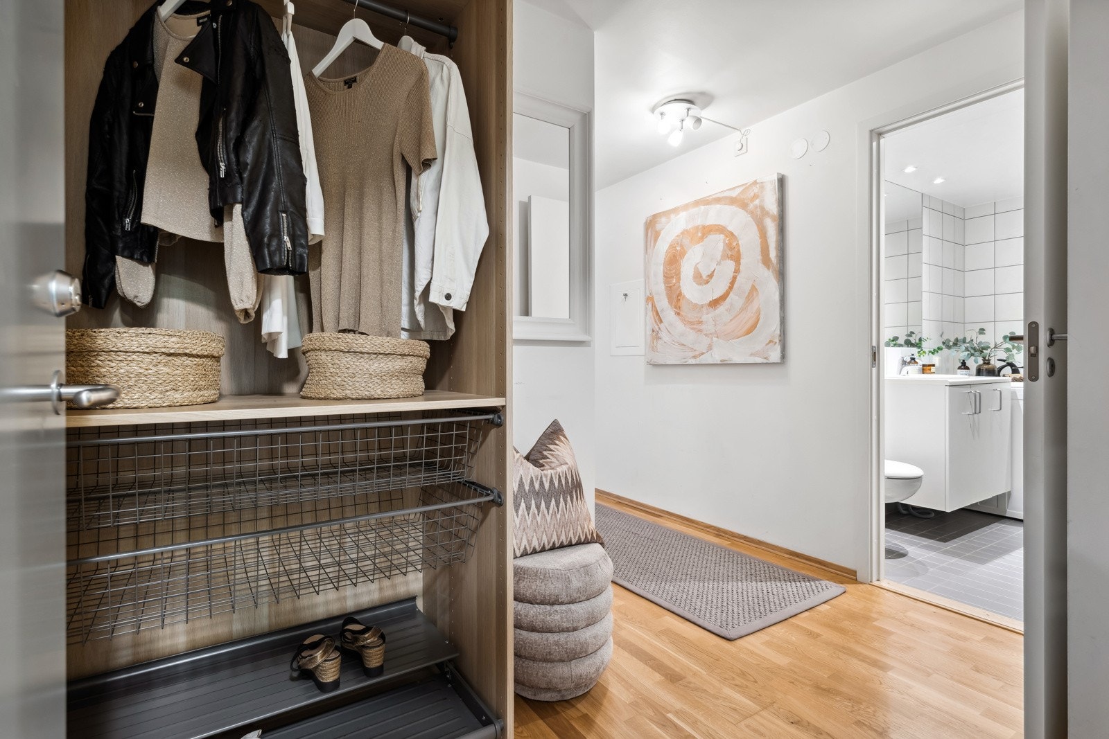 Her er det god plass for å henge fra seg yttertøy og sette fra seg sko Galleribilde