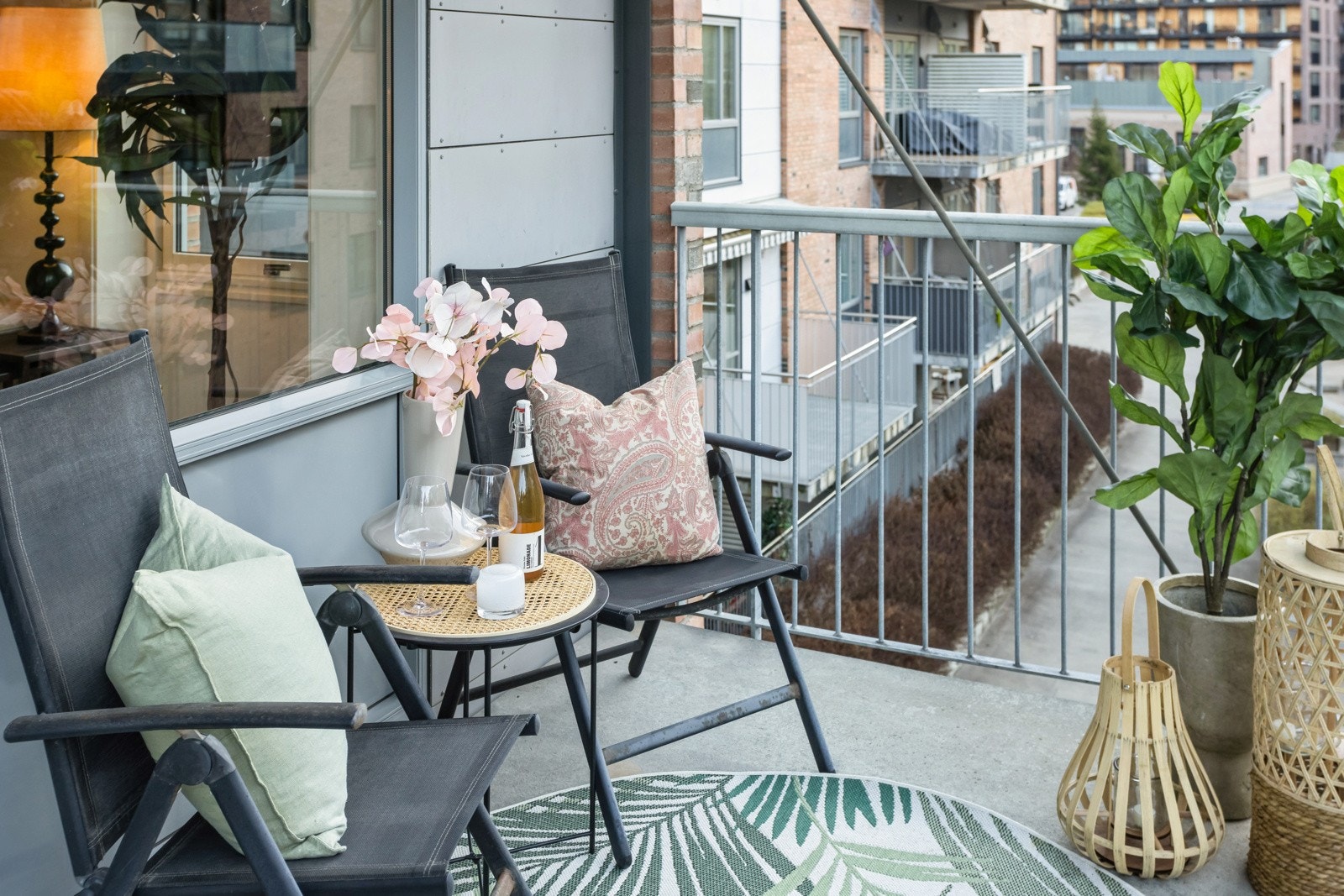 Balkongen blir som et ekstra rom på varme sommerdager Galleribilde