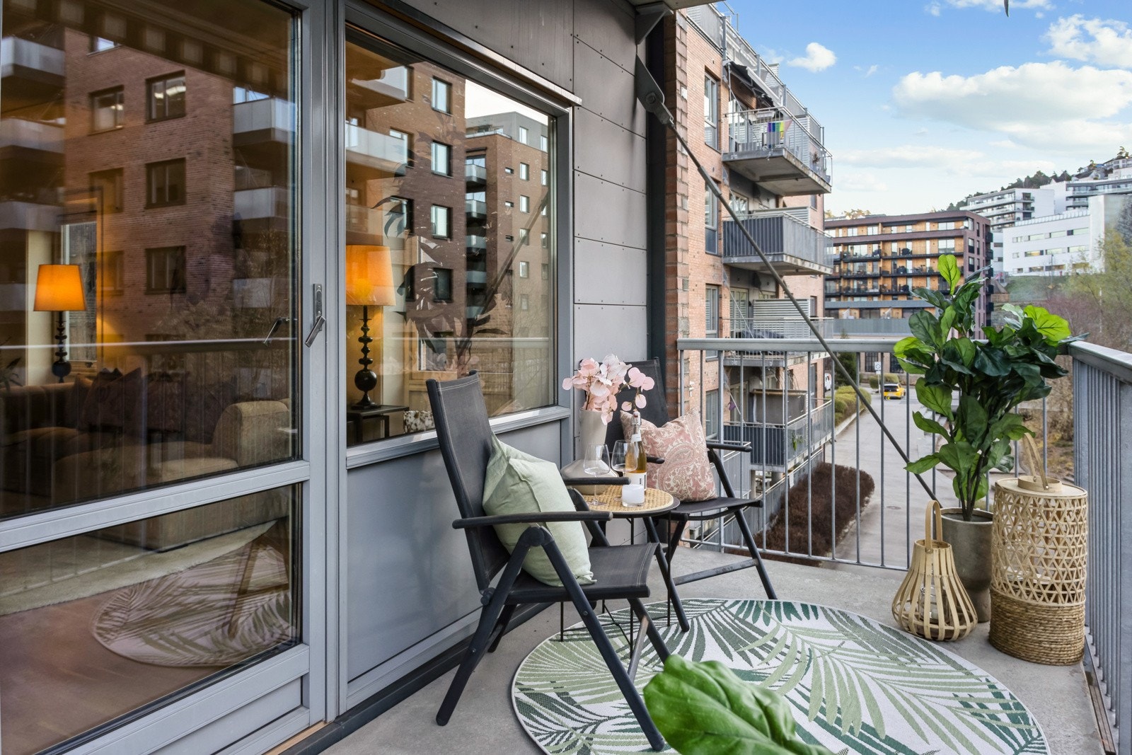 Utgang til en stor, solrik sydvendt balkong på 8 kvm Galleribilde