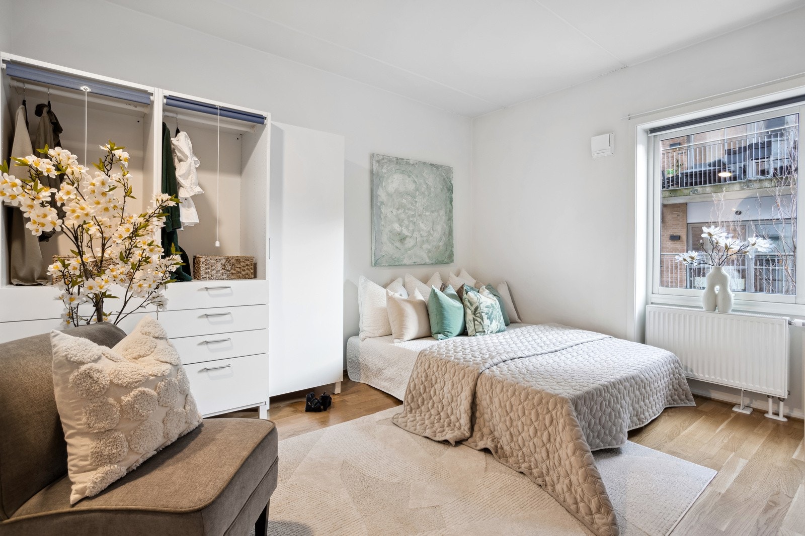 Hovedsoverommet er stort og luftig med god plass for både dobbelseng og nattbord Galleribilde