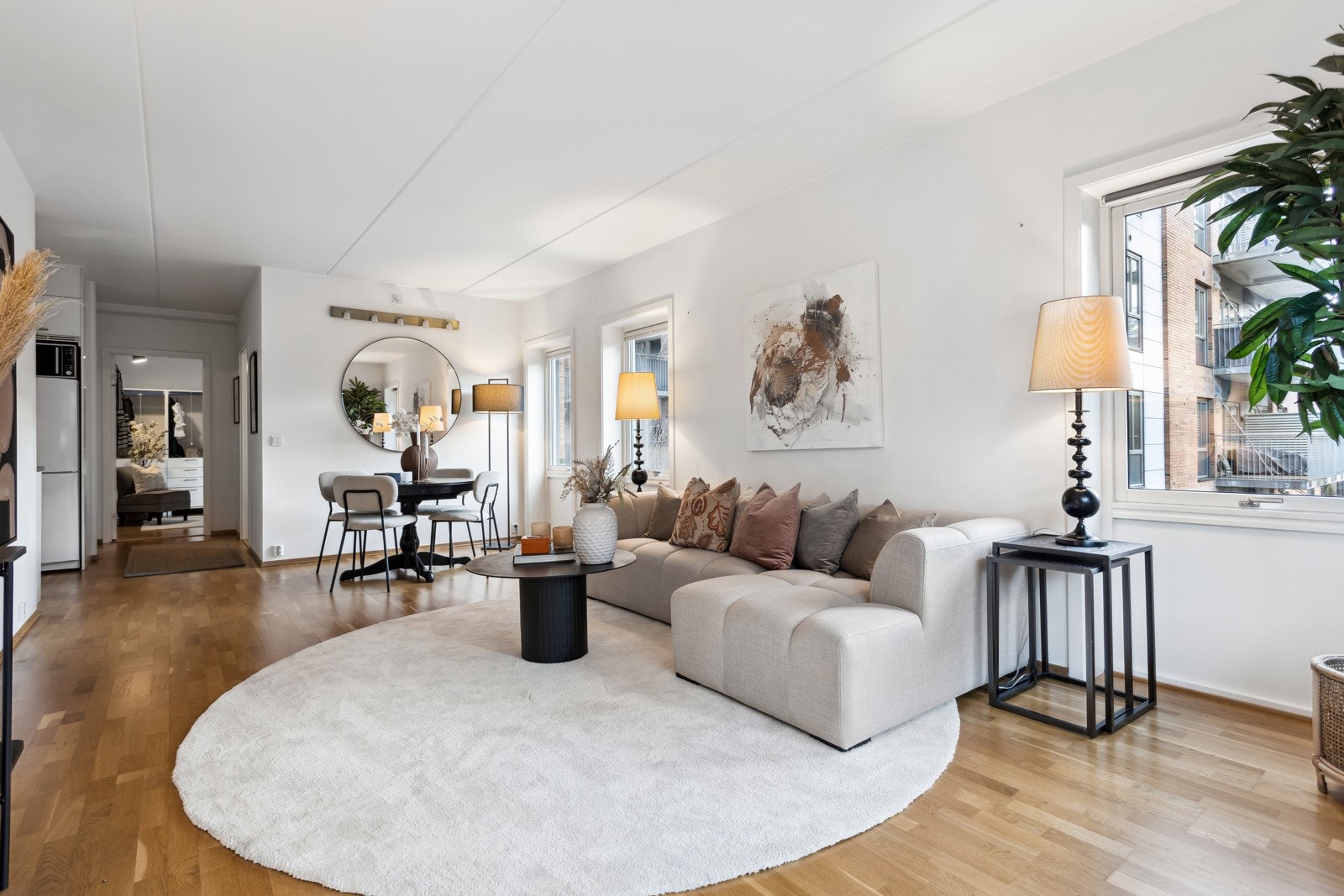 Hovedsakelig 3-stavs hvitpigmentert eikeparkett og malte flater Galleribilde