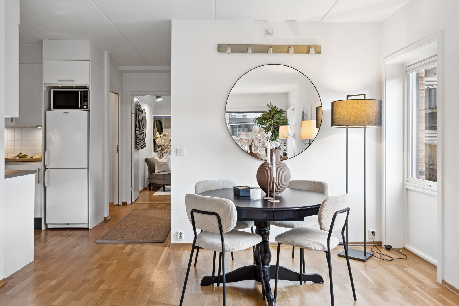 Naturlig spiseplass i tilknyttning til kjøkken Galleribilde