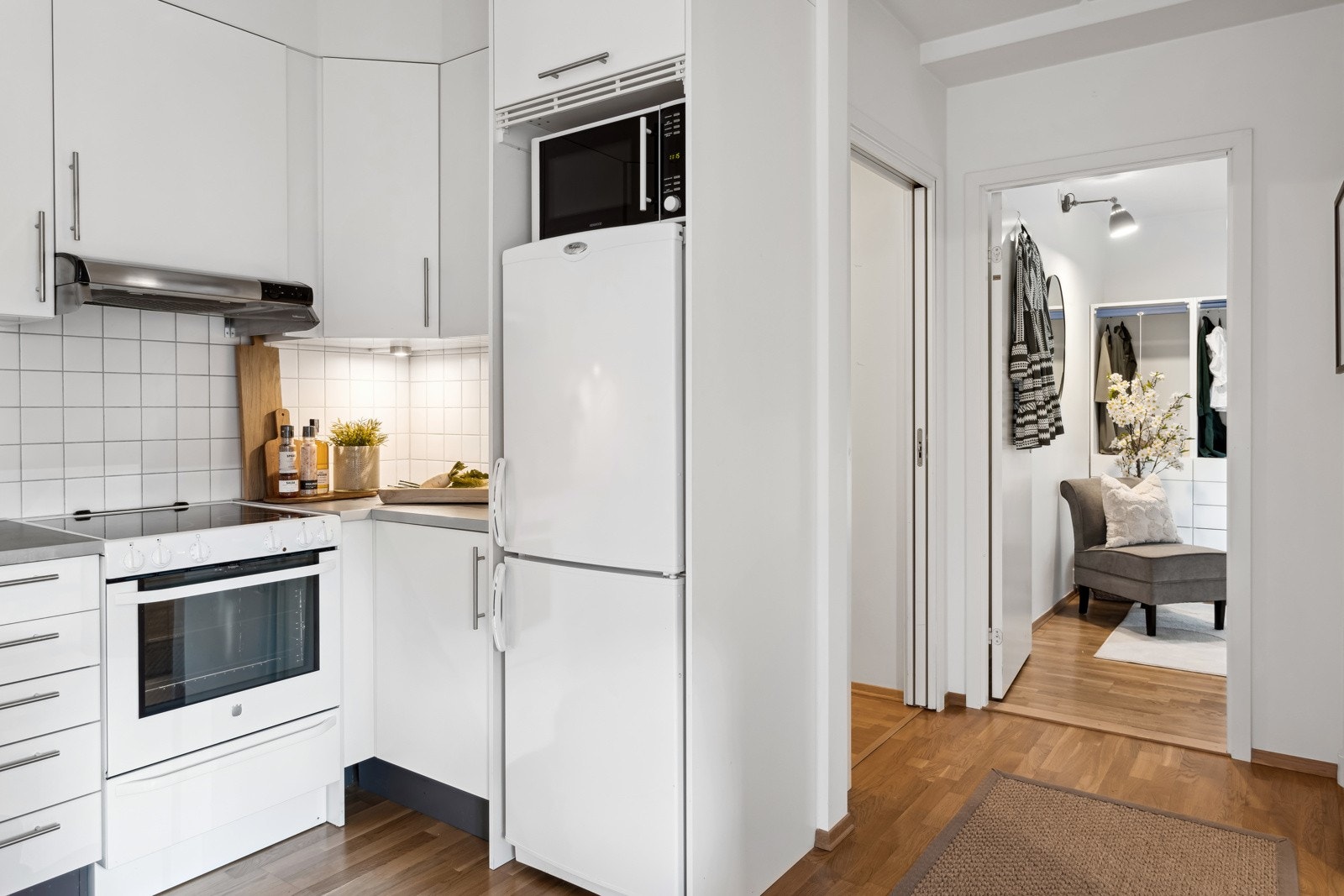 Godt utbygd med skap- og arbeidsplass. Opplegg for vaskemaskin. Hvitevarer på kjøkkenet medfølger Galleribilde