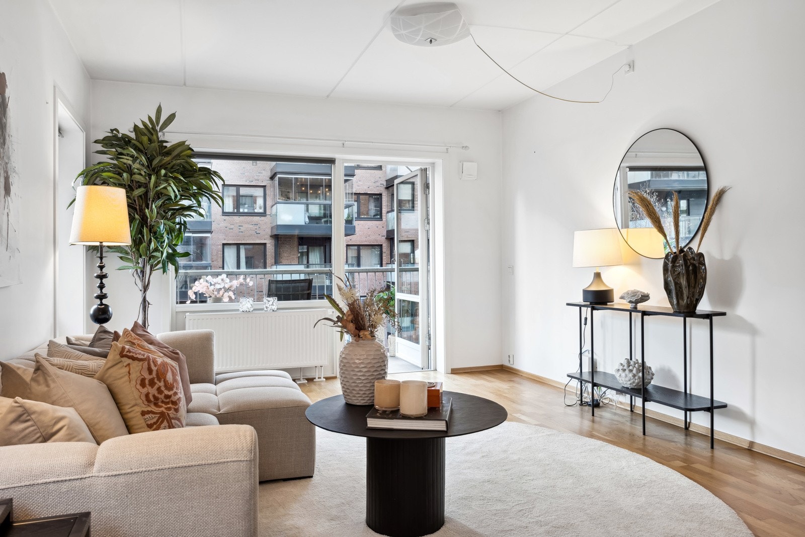 Store vindusflater som skaper en lys og luftig atmosfære Galleribilde