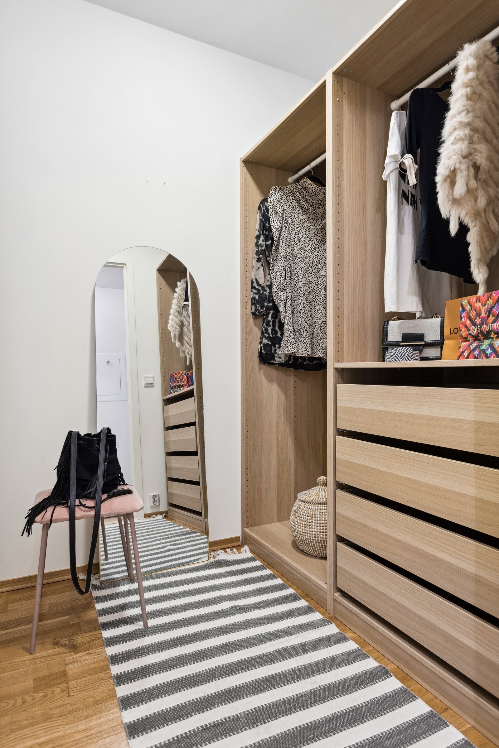 Romslig og praktisk entré med åpen garderobe Galleribilde