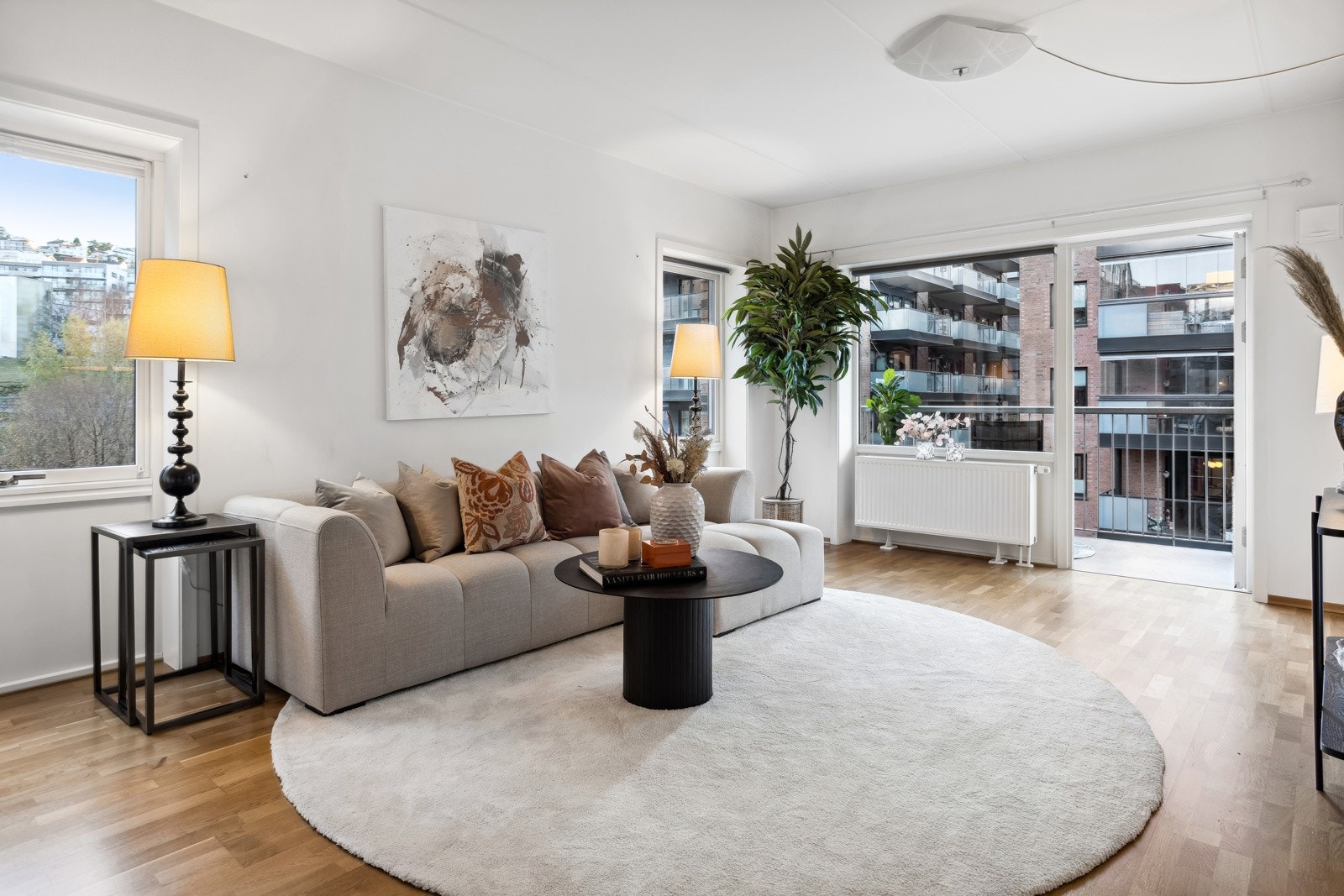 Lys og innbydende stue med gode møbleringsmuligheter Galleribilde