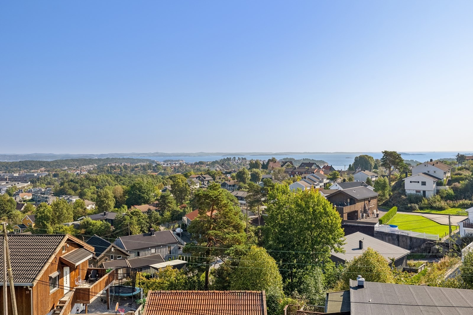 Vidstrakt utsikt fra boligen. Her ses hele innseilingen til Kristiansand havn og videre til sentrum Galleribilde