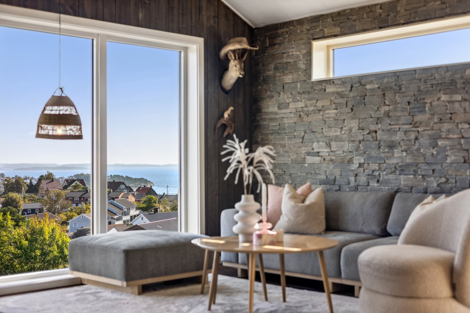 Del av stuen er møblert som TV-stue Galleribilde